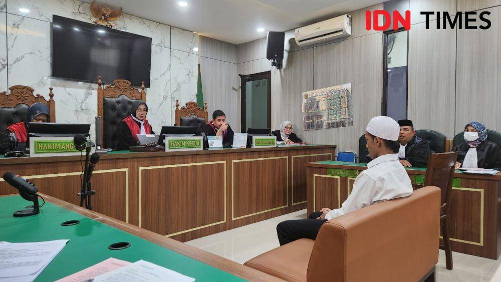 Terdakwa Ahmad Syahroni menjalani persidangan terkait aksinya menyelundupkan narkotika ke ruangan tahanan sementara PN Depok. (IDNTimes/Dicky)
