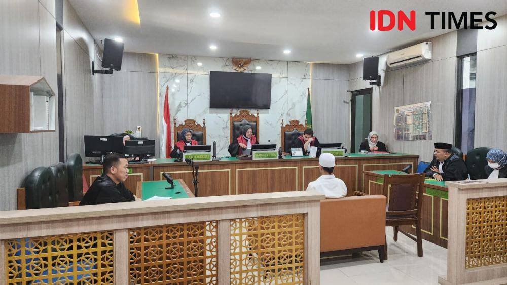 Suasana sidang terkait kurir narkoba yang dikirim ke ruangan tahanan sementara PN Depok. (IDNTimes/Dicky)