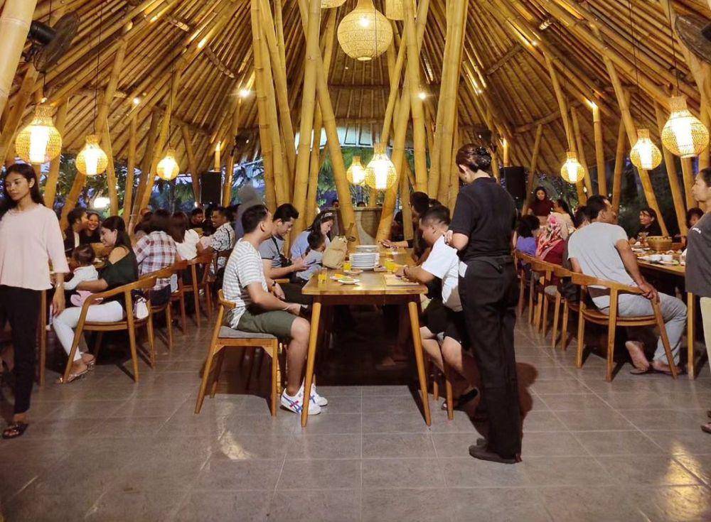 Ilustrasi suasana makan di salah satu resto di Denpasar. (Instagram.com/segarabambubali)