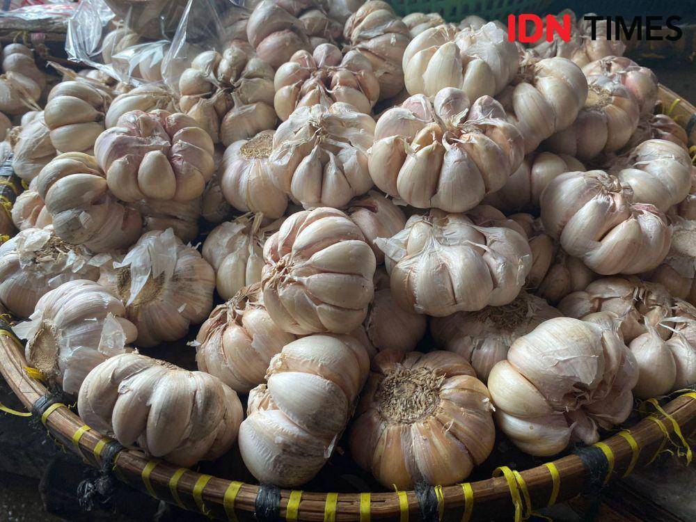 Ilustrasi bawang putih. (IDN Times/Vadhia Lidyana)