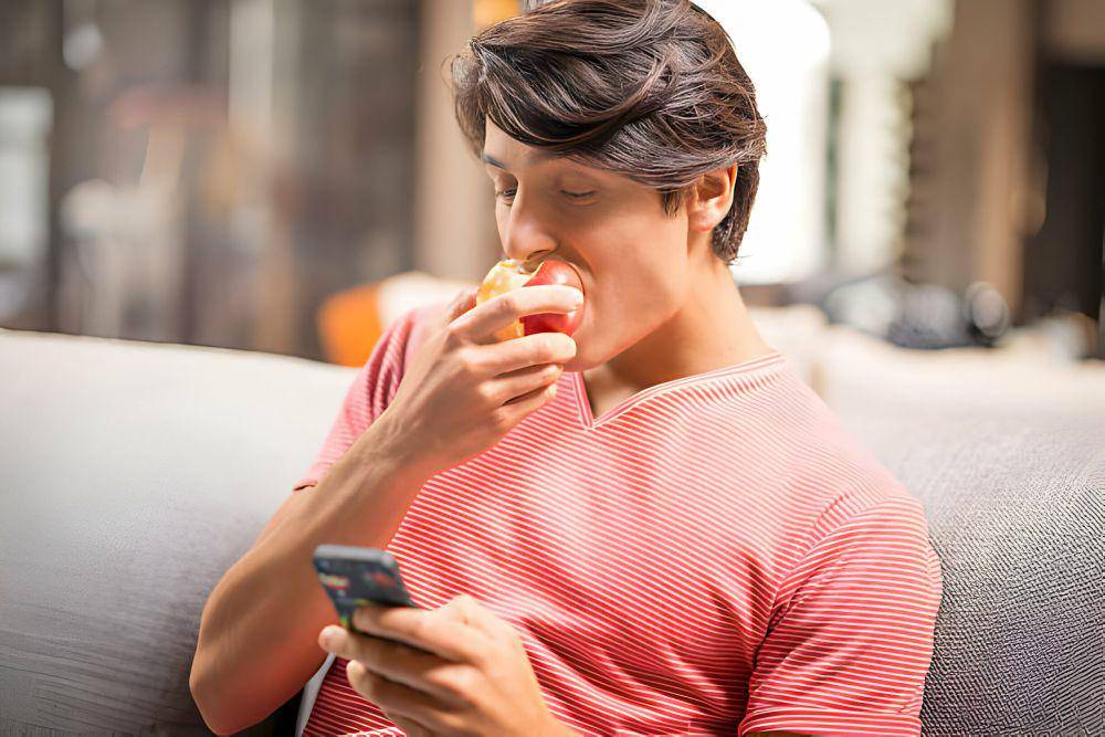 ilustrasi pria memakan apel (istockphoto.com/ilbusca)