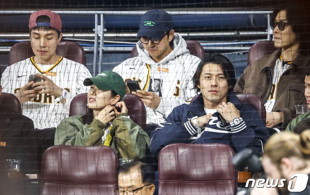 7 Potret Son Ye Jin, Hyun Bin, Lee Dong Wook, Gong Yoo Nonton Baseball