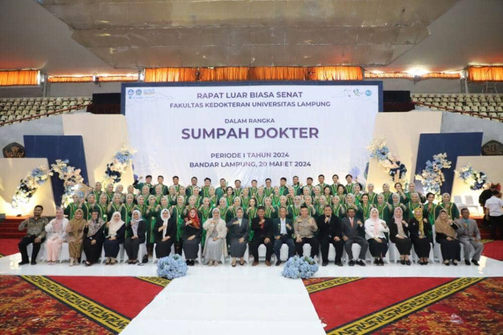 Prosesi pengambilan sumpah 66 dokter baru Unila periode I tahun 2024 di gedung serbaguna Unila (Dok. Humas Unila)