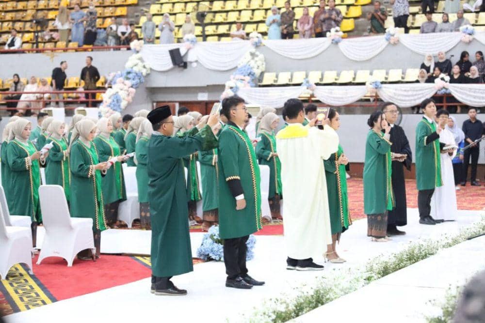 Prosesi pengambilan sumpah 66 dokter baru Unila periode I tahun 2024 di gedung serbaguna Unila (Dok. Humas Unila)