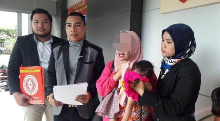 (Seorang wanita ditemani kuasa hukumnya saat melaporkan oknum Polres PALI ke Propam Polda Sumsel) IDN Times/istimewa