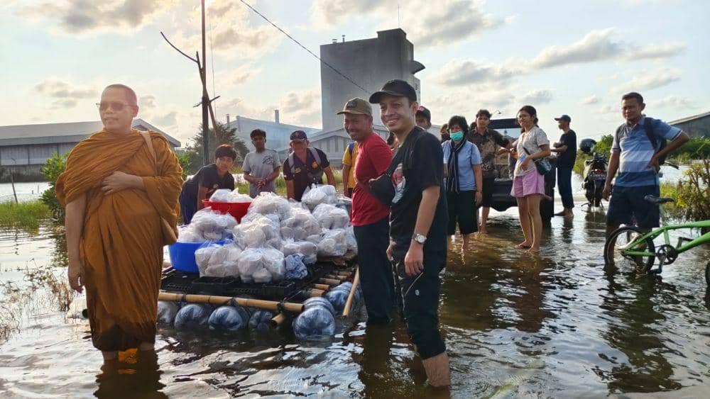 Bhante Chattamano bersam Koordinator Pelita Semarang Setyawan Budy menuju Desa Loireng Sayung Demak. (IDN Times/Dok Pelita Semarang)