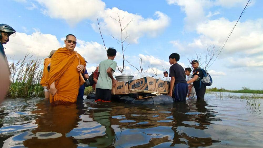 Bhante Chattamano, Kepala Vihara Tanah Putih bersama anggota Manggabudi ikut menyalurkan bantuan logistik ke Desa Loireng Sayung. (IDN Times/Dok Pelita Semarang)