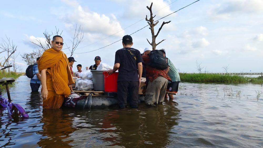 Kirim Bantuan, Biksu Tanah Putih Terobos Area Terisolir Banjir Demak