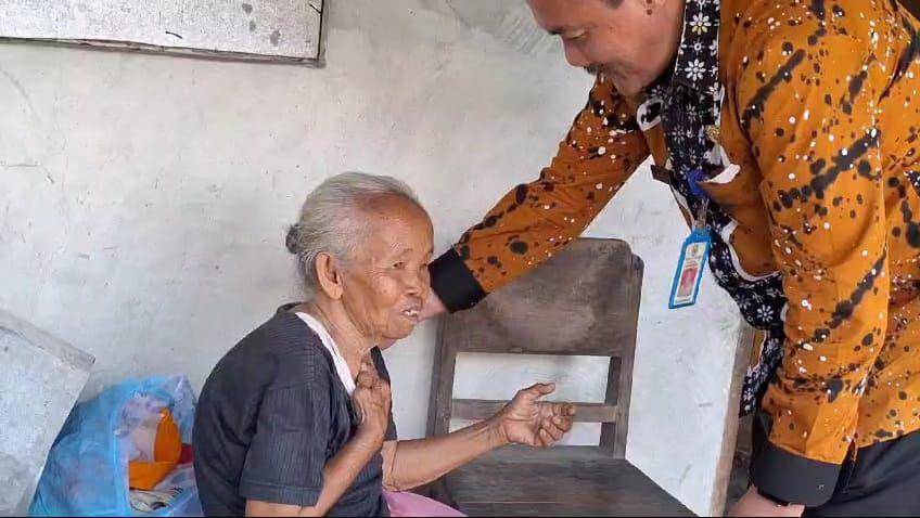Semi, nenek nerusia 90 tahun asal Desa Gebyok Kecamatan Karangrejo Kabupaten Magetan Jawa Timur. IDN Times/ Riyanto