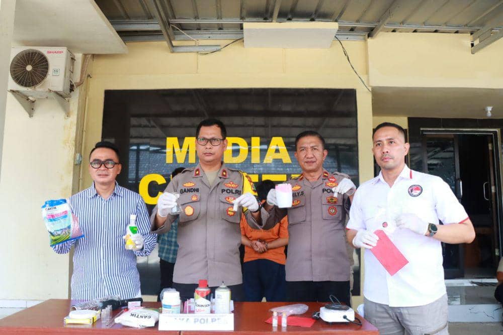 Konferensi pers perkara tersangka Frans Prayoga. (Dok. Polres Lampung Timur).