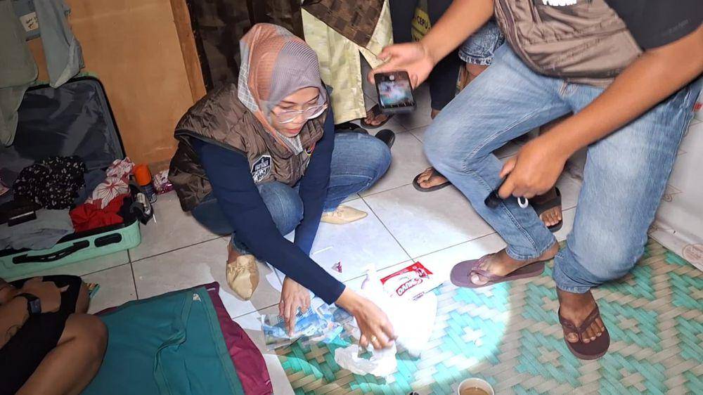 Polisi razia sebuah warung diduga digunakan sebagai tempat prostitusi. IND Times/ Riyanto