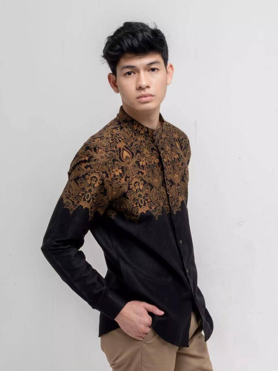 MOC Kemeja Koko Lengan Panjang Pria Slim Fit Vikrana (zalora.co.id/MOC)