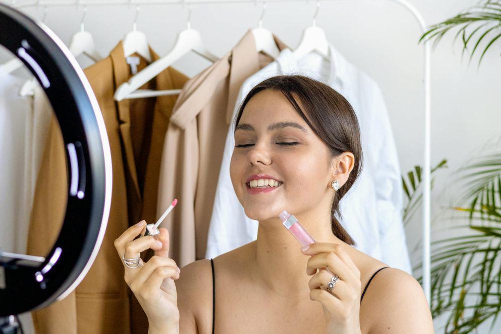 Lip Gloss Vs. Lip Oil, Mana yang Lebih Ampuh Melembapkan Bibir?