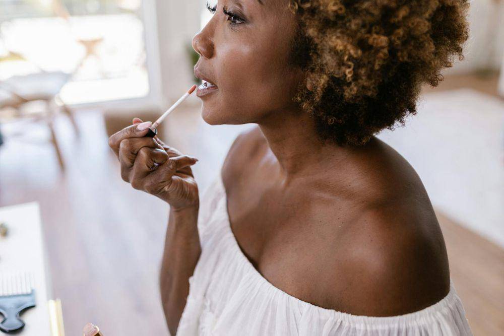 ilustrasi memakai lip oil (pexels.com/RDNE Stock project)