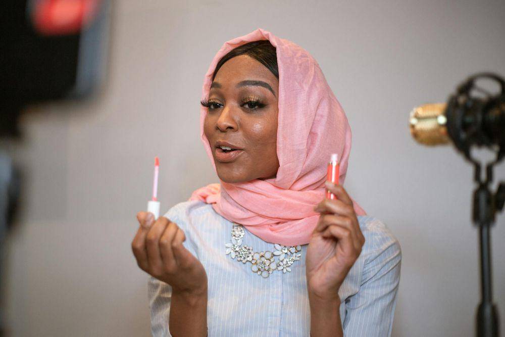 ilustrasi menggunakan lip gloss (pexels.com/RDNE Stock project)