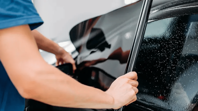 Ilustrasi pemasangan kaca film mobil (auto2000.co.id)