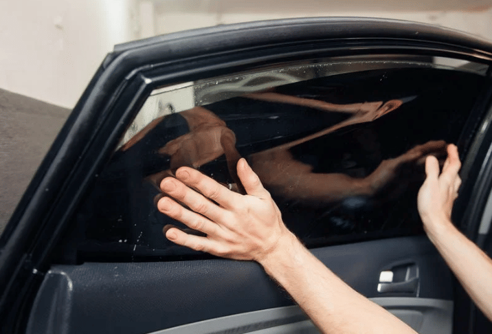 Ilustrasi pemasangan kaca film mobil (suzuki.co.id)