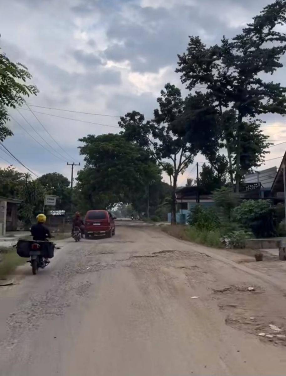 Potret jalan rusak di Kota Metro (instagram/seputarkotametro)
