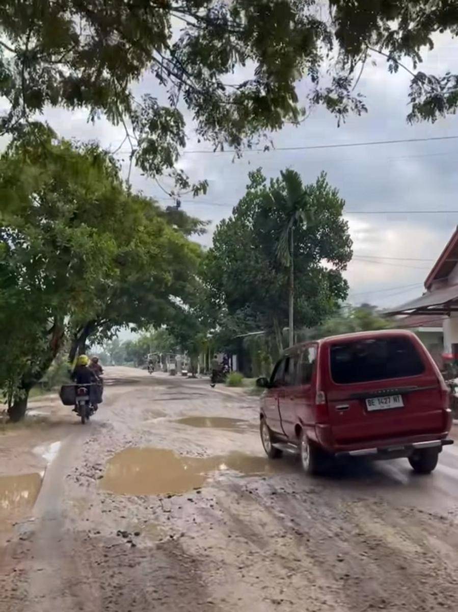 Potret jalan rusak di Kota Metro (instagram/seputarkotametro)