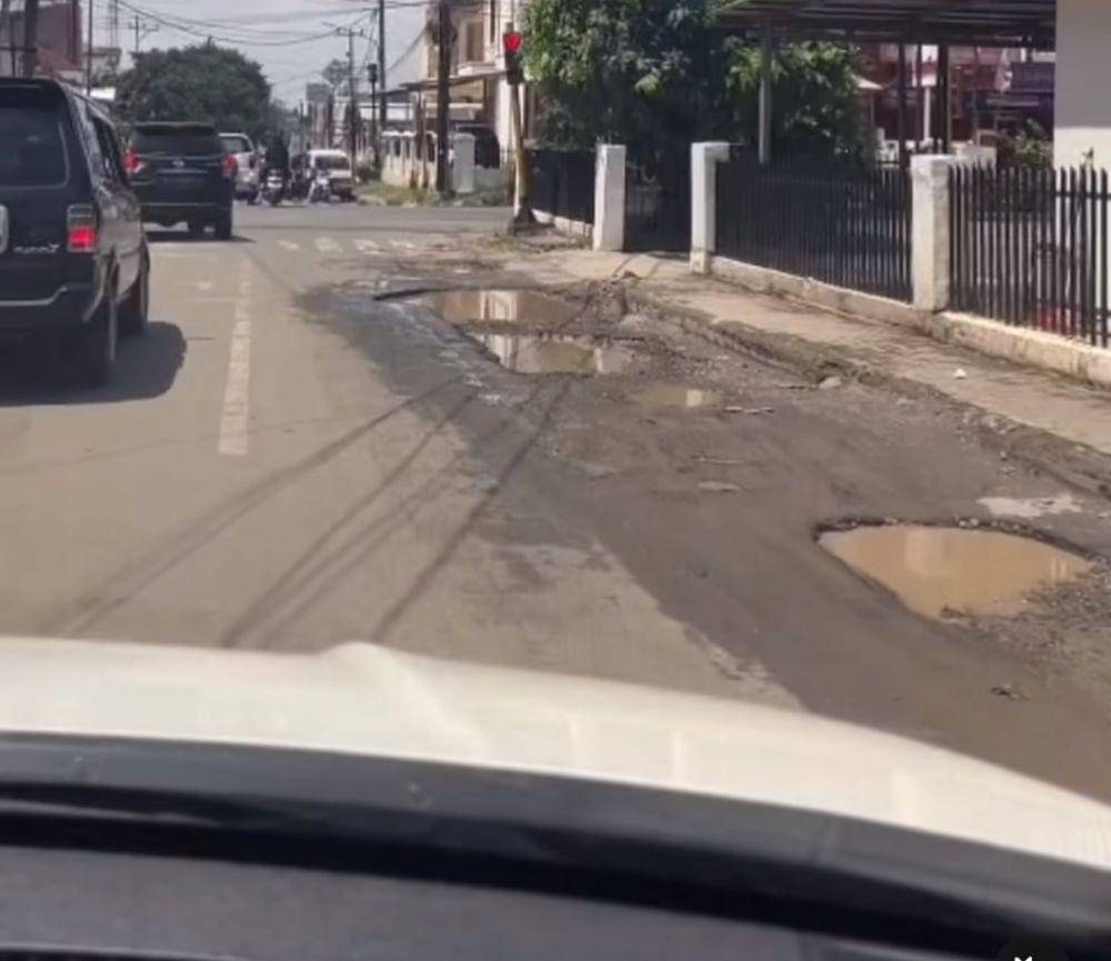 Potret jalan rusak di Kota Metro (instagram/seputarkotametro)