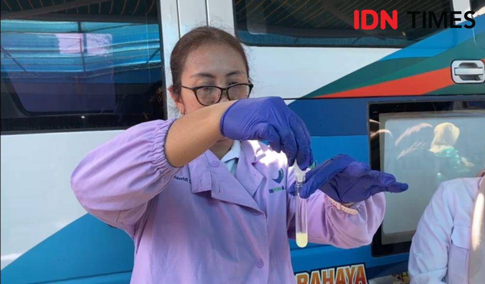 Petugas BBPOM Jakarta melakukan uji makanan diduga mengandung formalin di Pasar Depok Jaya, Pancoran Mas, Depok. (IDNTimes/Dicky)