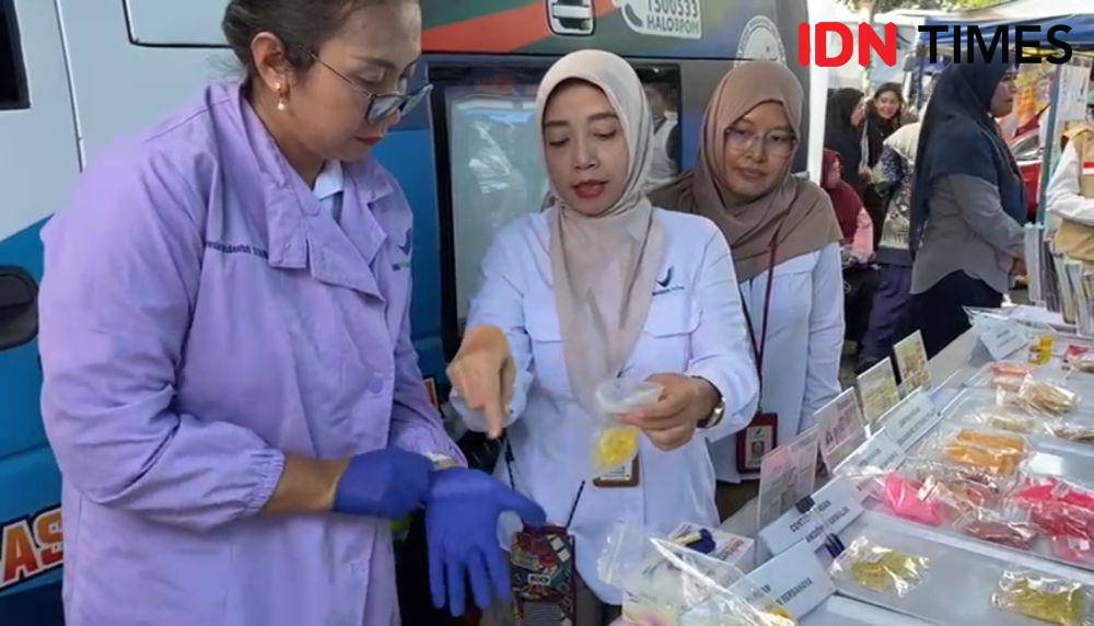 BBPOM Jakarta melakukan uji petik terhadap makanan yang diduga mengandung formalin di Pasar Depok Jaya, Pancoran Mas, Depok. (IDNTimes/Dicky)