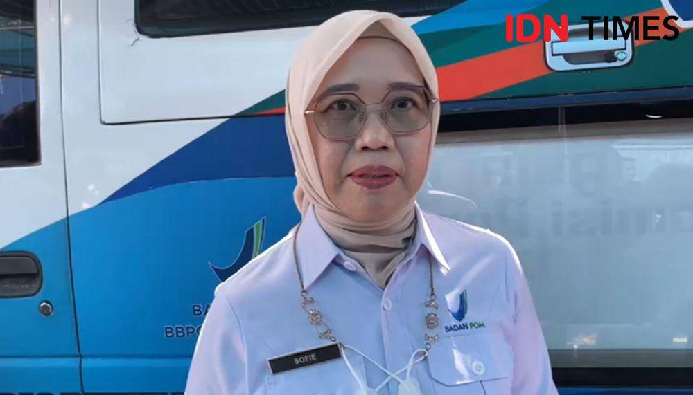 Kepala BBPOM Jakarta, Sofiyani Chandrawati Anwar saat melakukan uji bahan makanan di Pasar Depok Jaya, Pancoran Mas, Depok. (IDNTimes/Dicky)