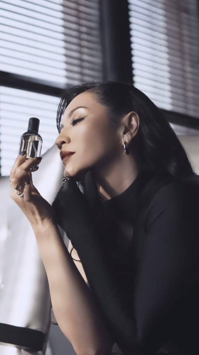 potret photoshoot Hesti Purwadinata (instagram.com/hestipurwadinata)