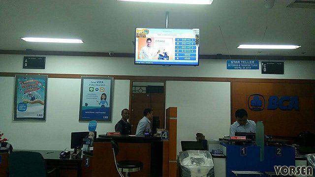 Tampilan Loket Dan Layar LCD TV di Bank BCA KCP Ahmad Yani 2 (commons.wikimedia.org/Mesin Antrian Vorsea)