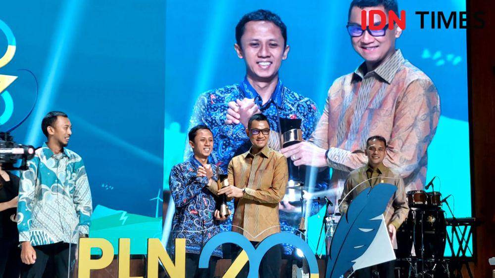 Jurnalis IDN Times, Dhana Kencana menerima penghargaan yang diberikan Dirut PLN, Darmawan Prasodjo di Jakarta, Rabu (20/3/2024). (IDN Times/Umi Kalsum)
