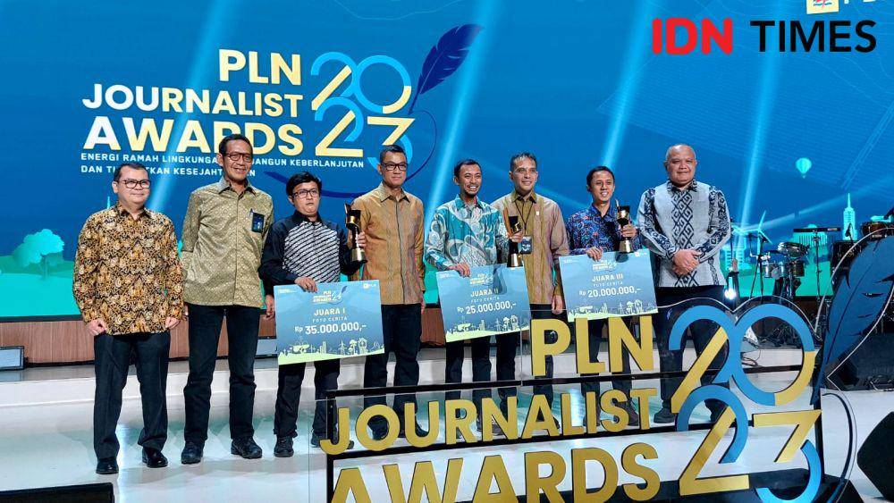 Jurnalis IDN Times, Dhana Kencana (kedua kanan) berfoto bersama usai menerima penghargaan yang diberikan Dirut PLN, Darmawan Prasodjo di Jakarta, Rabu (20/3/2024). (IDN Times/Umi Kalsum)