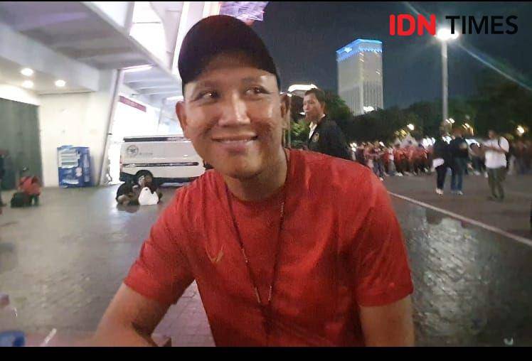 Aktor Agak Laen, Oki Rengga, saat hendak menonton Timnas Indonesia di SUGBK (IDN Times / Sandy Firdaus)