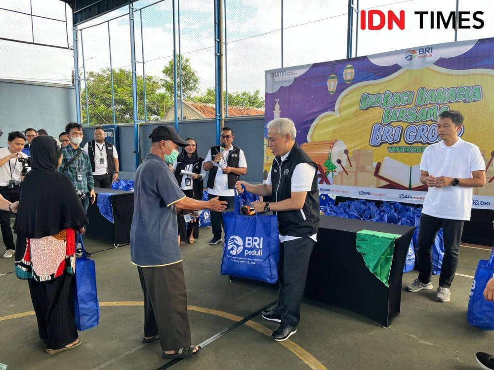 Warga kurang mampu di Kota Semarang menerima bantuan sembako di bulan Ramadan dari BRI RO Semarang melalui program  “Berbagi Bahagia Bersama BRI Group”, Kamis (21/3/2024). (IDN Times/Anggun Puspitoningrum)