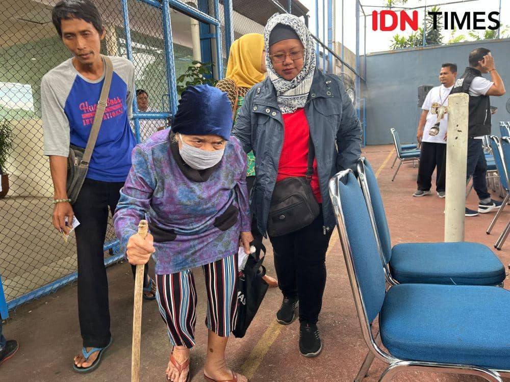 Warga kurang mampu di Kota Semarang menerima bantuan sembako di bulan Ramadan dari BRI RO Semarang melalui program  “Berbagi Bahagia Bersama BRI Group”, Kamis (21/3/2024). (IDN Times/Anggun Puspitoningrum)