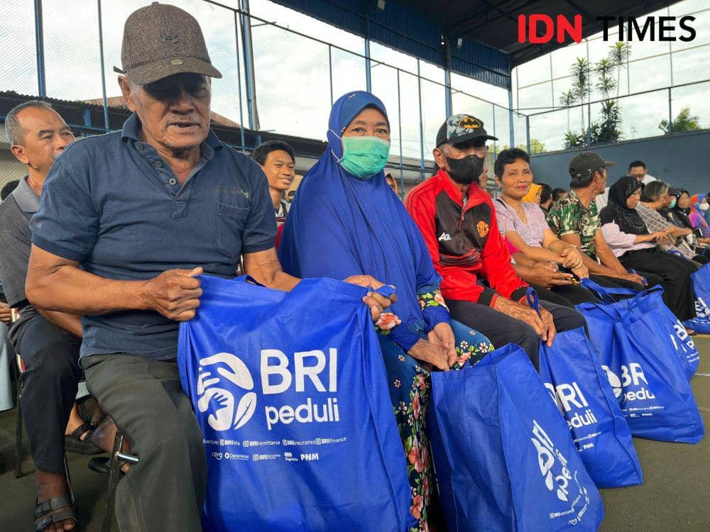 Warga Kurang Mampu di Semarang Bahagia Terima Sembako dari BRI