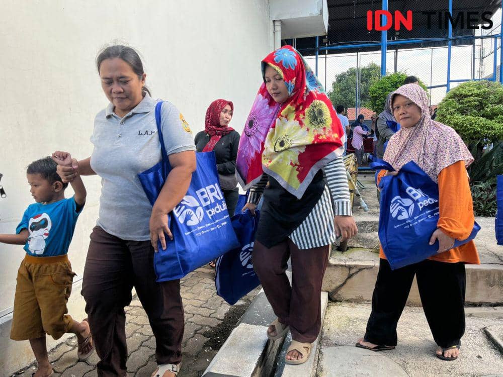 Warga kurang mampu di Kota Semarang menerima bantuan sembako di bulan Ramadan dari BRI RO Semarang melalui program  “Berbagi Bahagia Bersama BRI Group”, Kamis (21/3/2024). (IDN Times/Anggun Puspitoningrum)