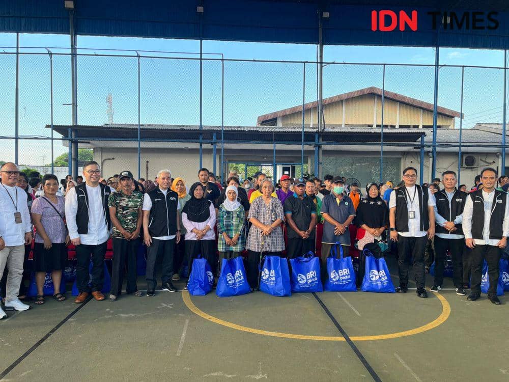 Warga kurang mampu di Kota Semarang menerima bantuan sembako di bulan Ramadan dari BRI RO Semarang melalui program  “Berbagi Bahagia Bersama BRI Group”, Kamis (21/3/2024). (IDN Times/Anggun Puspitoningrum)