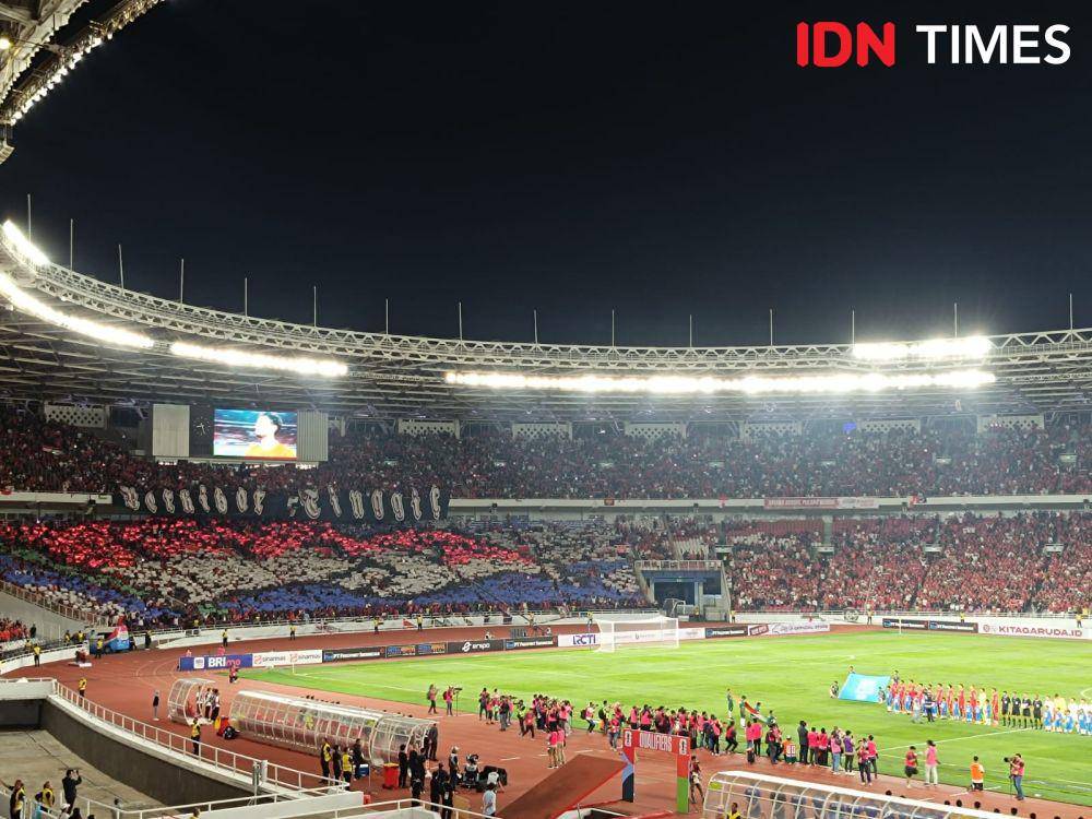 Suporter yang berdiri di tribune tersebut membentangkan kertas yang pada akhirnya menyerupai bendera Belanda berukuran raksasa (IDN Times/Tino)