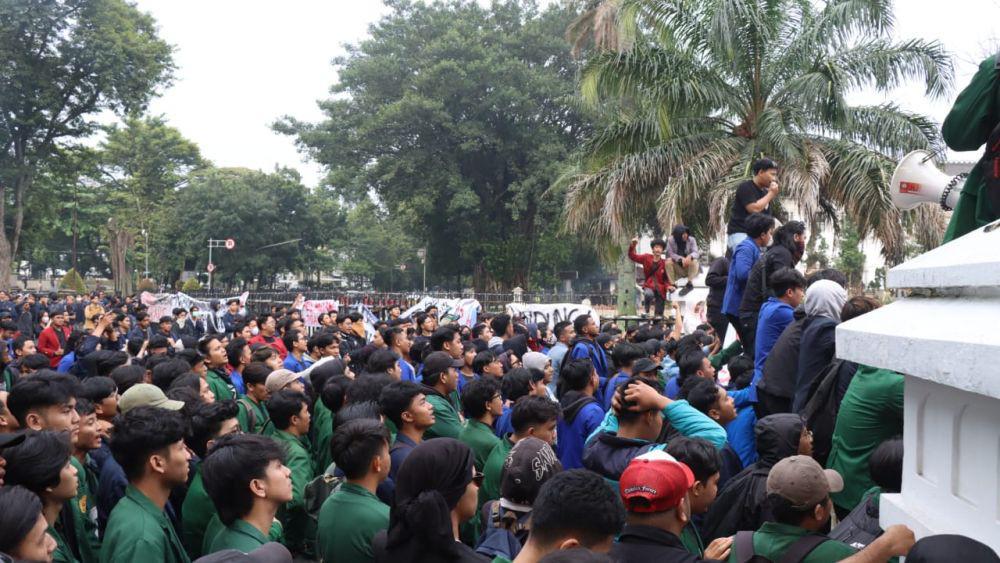Demo Mahasiswa di Gedung Sate Ricuh, Mahasiswa Bakar Flare