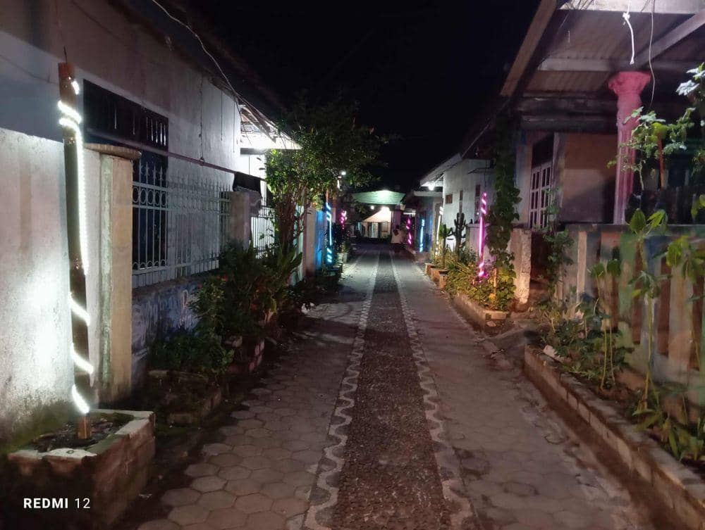 Gang jalan diterangi lampu hias, di Desa (IDN Times/Ruhaili) Lotim