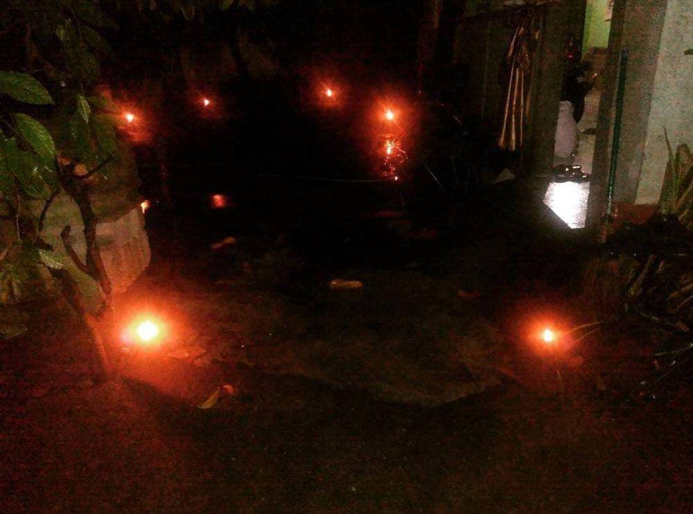 Tradisi maleman masyarakat Lombok dengan menyalakan dile jojor di sudut-sudut rumah. (dok. Istimewa)