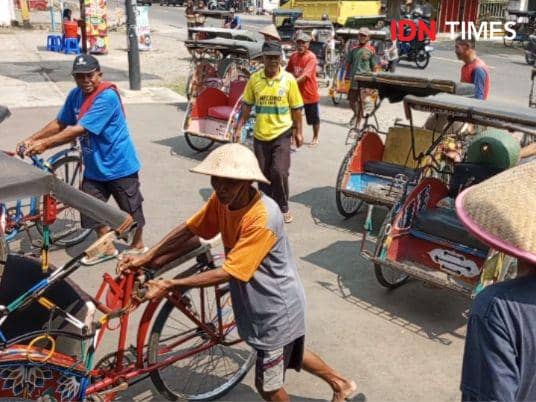 Puluhan tukang becak di kota Wangon Banyumas saat "menggruduk" kantor BMT Amanah Indonesia untuk dapat rejeki Ramadan, Jumat (22/3/2024).(IDN Times/Cokie Sutrisno)