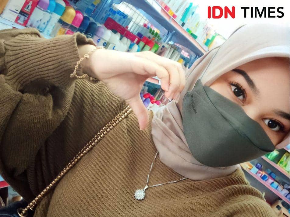 Tiara Giri Anjani yang terkejut saat mengetahui adanya gempa Tuban terasa di Banyumas, Jumat (22/3/2024).(IDN Times/Cokie Sutrisno)