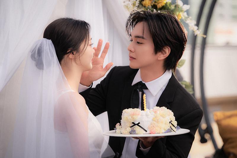 7 Potret Yoo Seung Ho-Choi Hee Jin di Balik MV 'Welcome to the Show'
