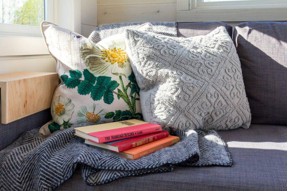 ilustrasi bantal sofa (unsplash.com/Calvin Hanson)