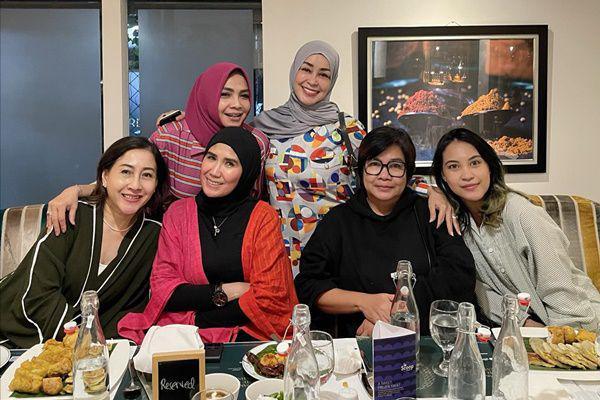 7 Potret Rieta Amilia Buka Puasa Bareng Bestie, Kumpul Artis Senior