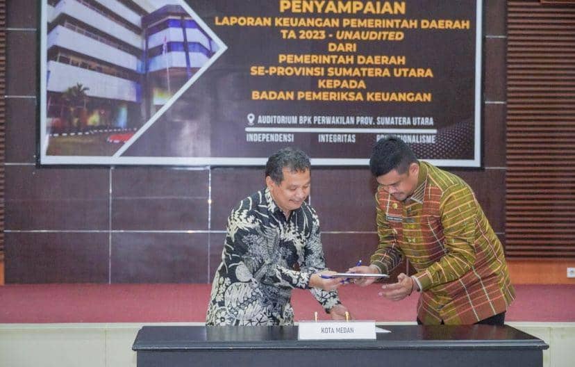 Pemko Medan menyerahkan laporan ke Perwakilan BPK Sumut (Dok. Diskominfo Medan)