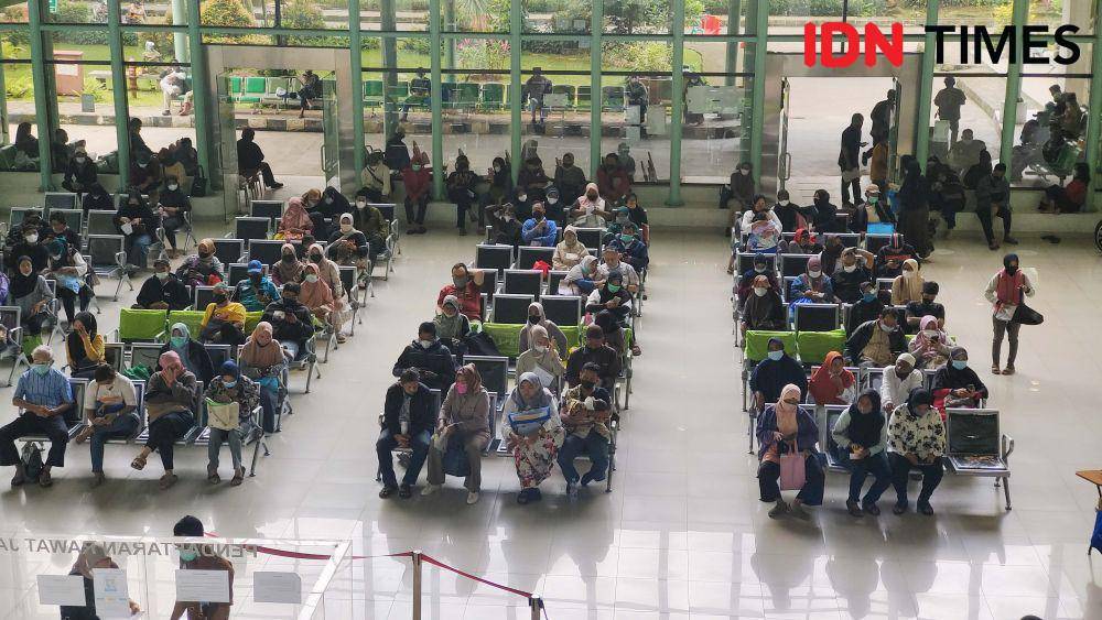 Sejumlah warga meminta pelayanan kesehatan di RSUD KiSA, Sawangan, Depok. (IDNTimes/Dicky)