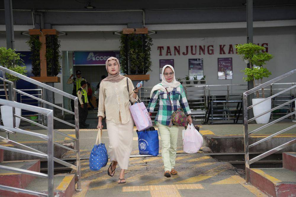 Aktivitas penumpang kereta api di Stasiun Tanjungkarang. (Dok. KAI Divre IV Tanjungkarang).