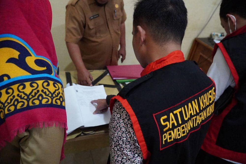 (Tim Pidsus Kejati Sumsel saat menggeledah 3 kantor dinas di Musi Rawas) IDN Times/istimewa
